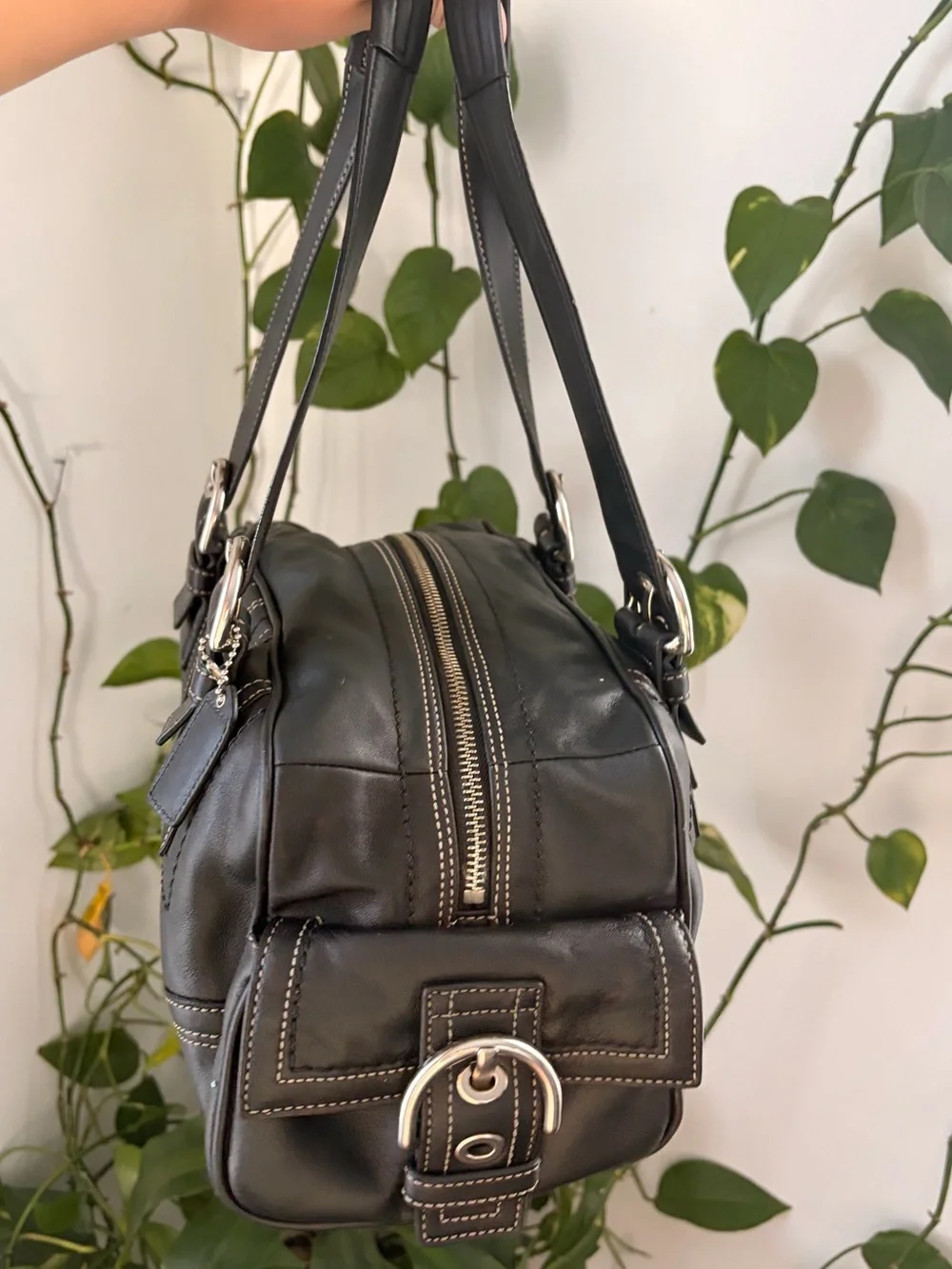 Classic Black Leather Shoulder Bag with Contrast Stitching